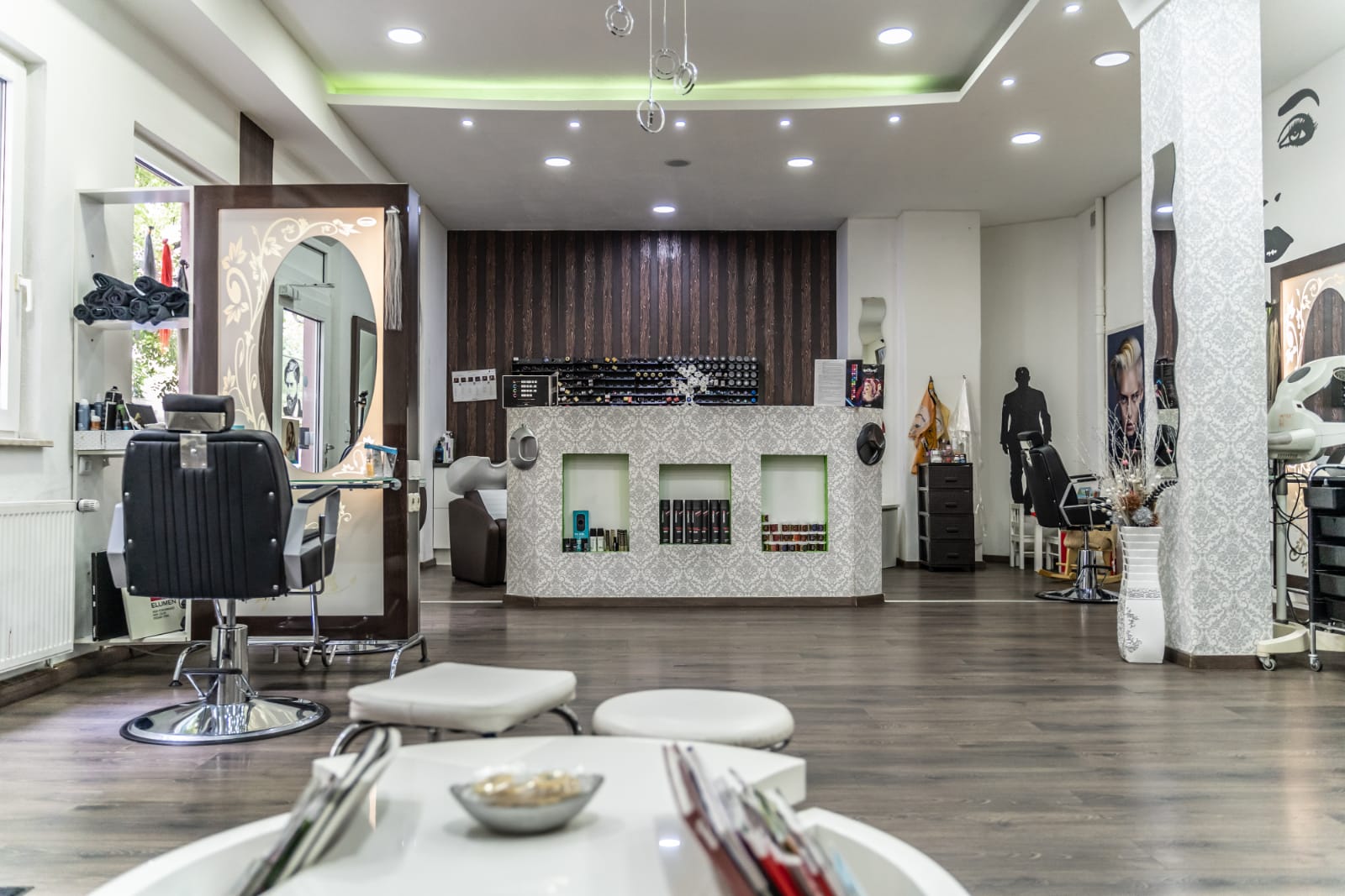 Der Salon mit den ovalen Spiegeln