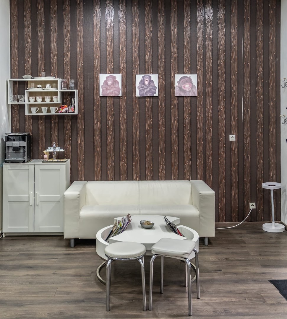 Die Wartelounge mit Kaffee-Ecke